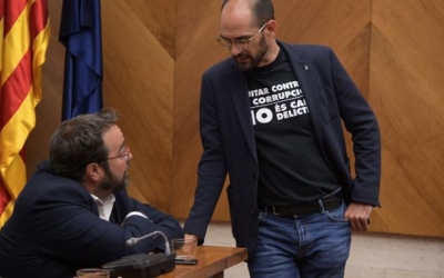 Maties Serracant (dreta) amb Juli Fernández, en un Ple municipal/ Roger Benet